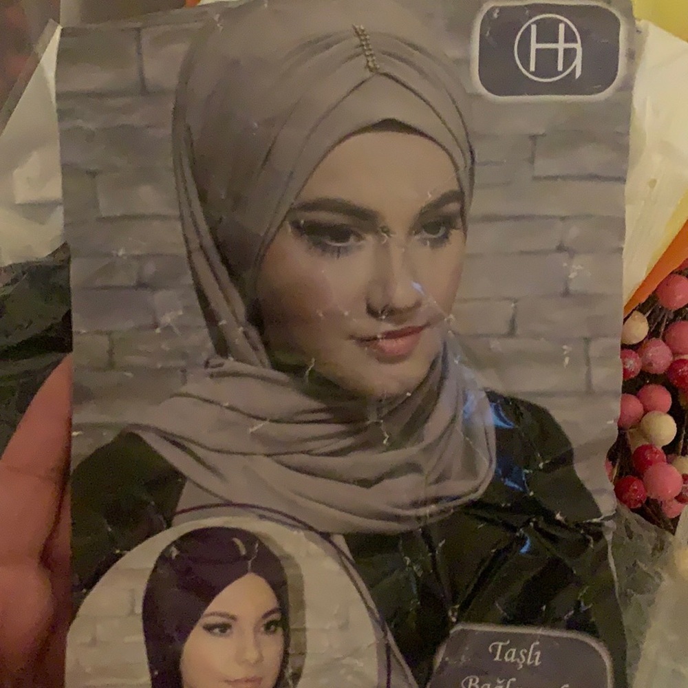 Tash Baglamah Sal, hijab